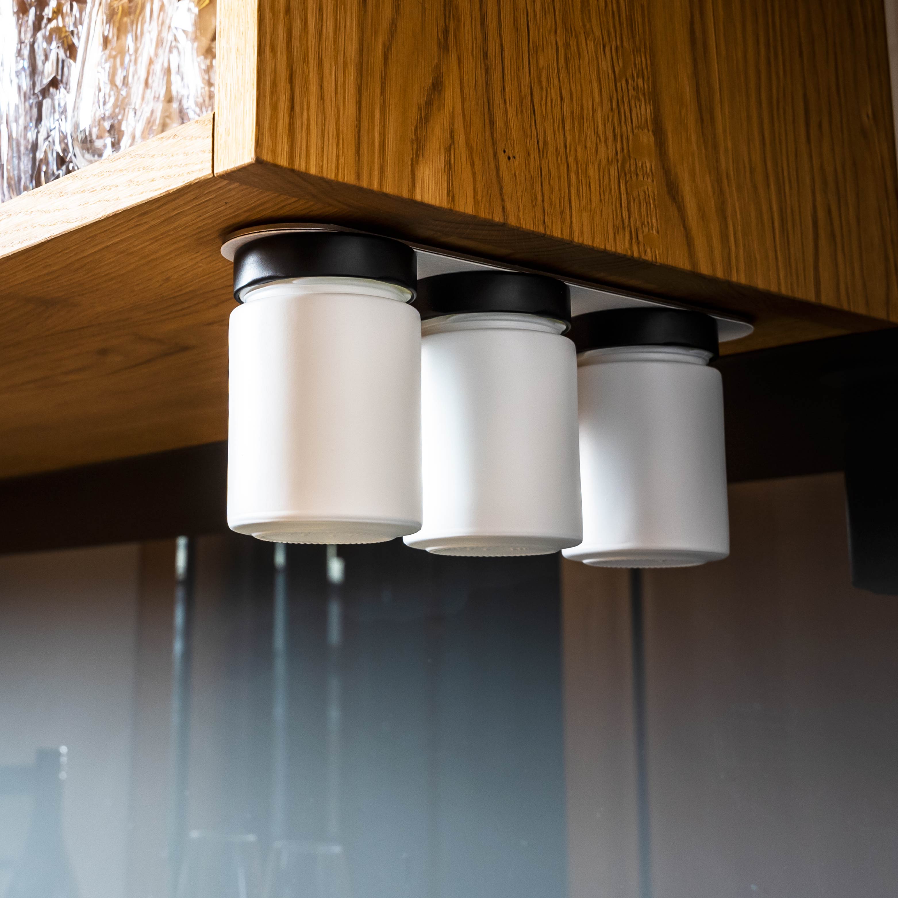 Magnet-Feinkostgläser an Metall-Leiste in Küchenumgebung montiert 