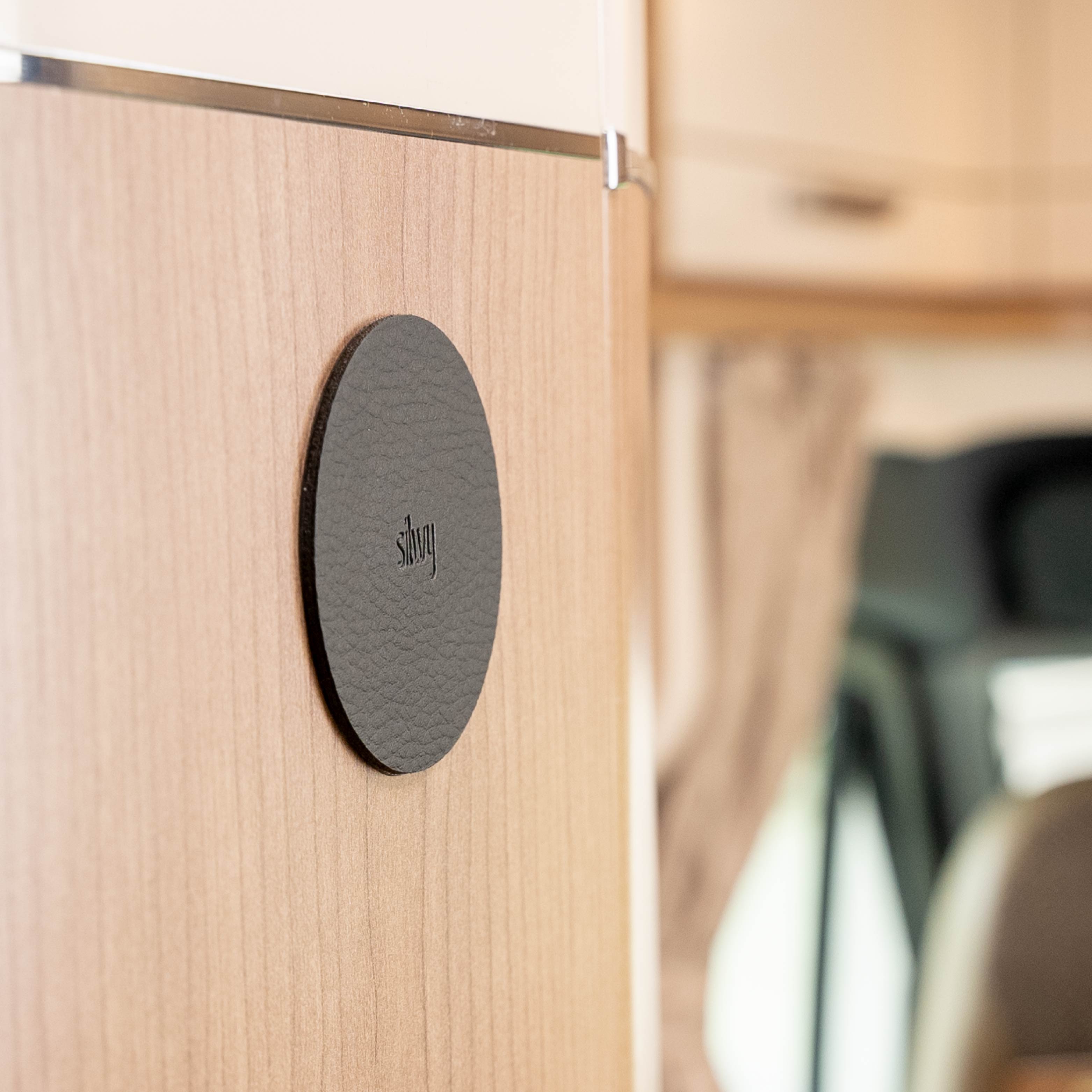 rundes Metall-Nano-Gel-Pad schwarz an Wand 