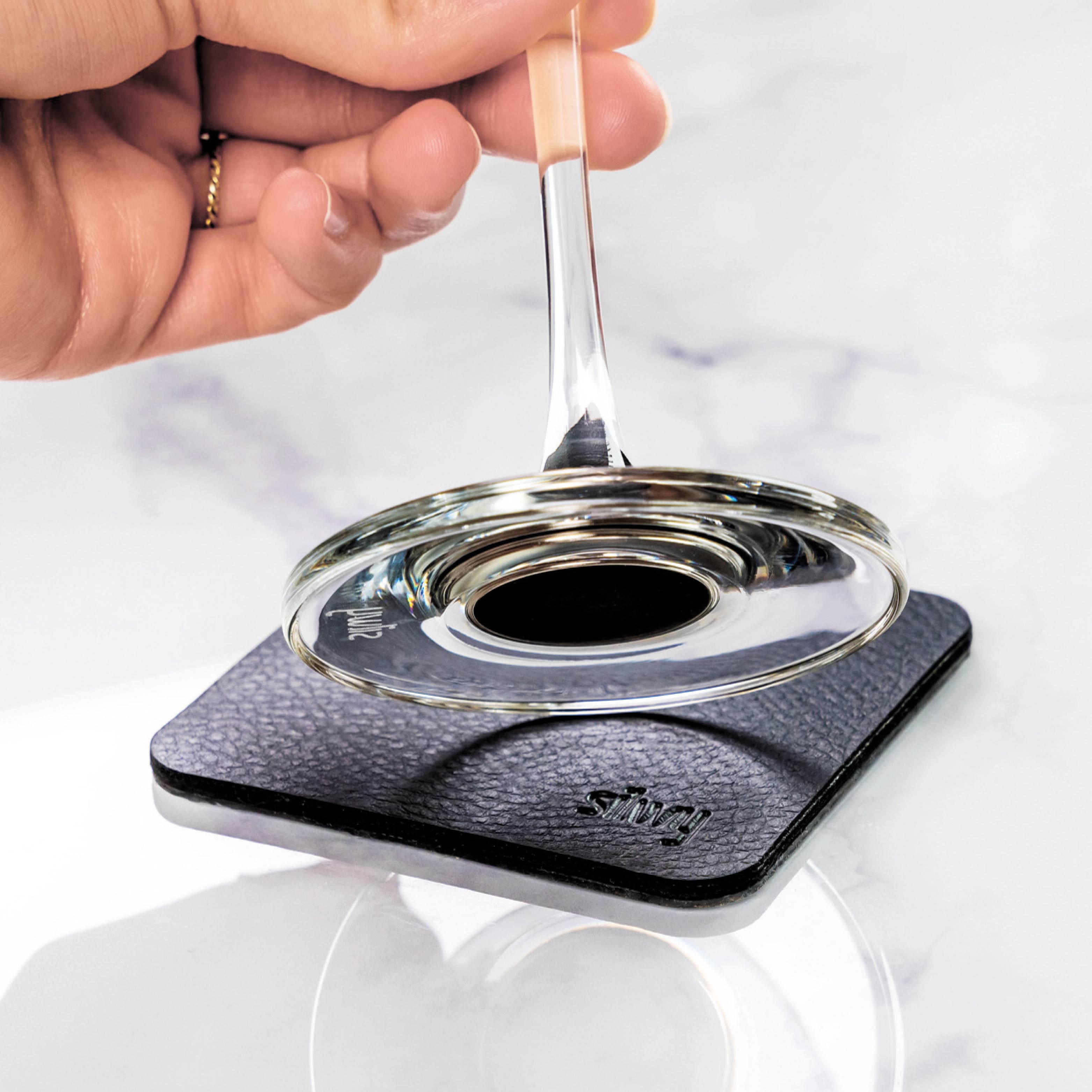 Magnet-Kristallglas mit integriertem Magnet im Boden und quadratischem Pad in schwarz 