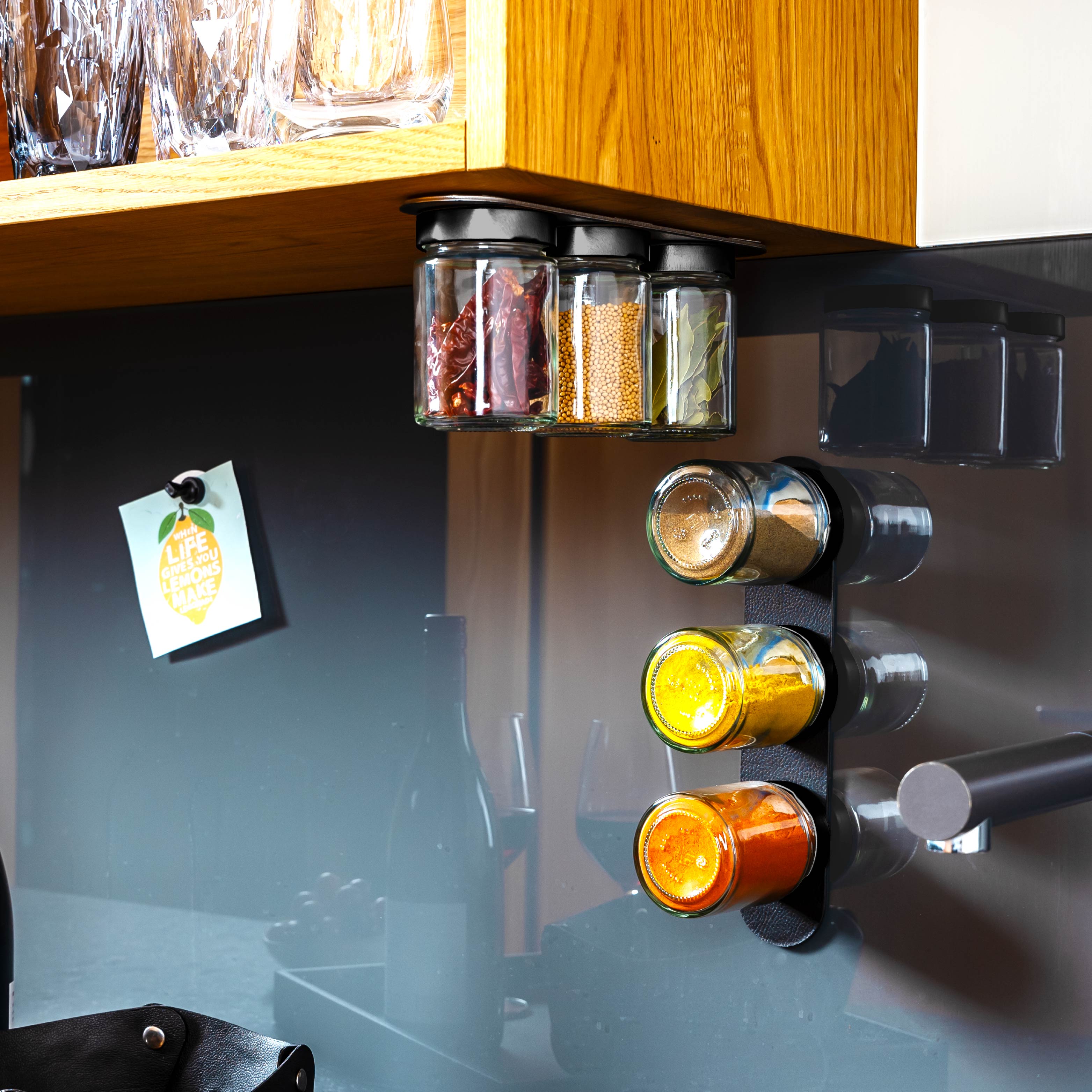 Magnet-Feinkostgläser an Metall-Leiste in Küchenumgebung montiert 