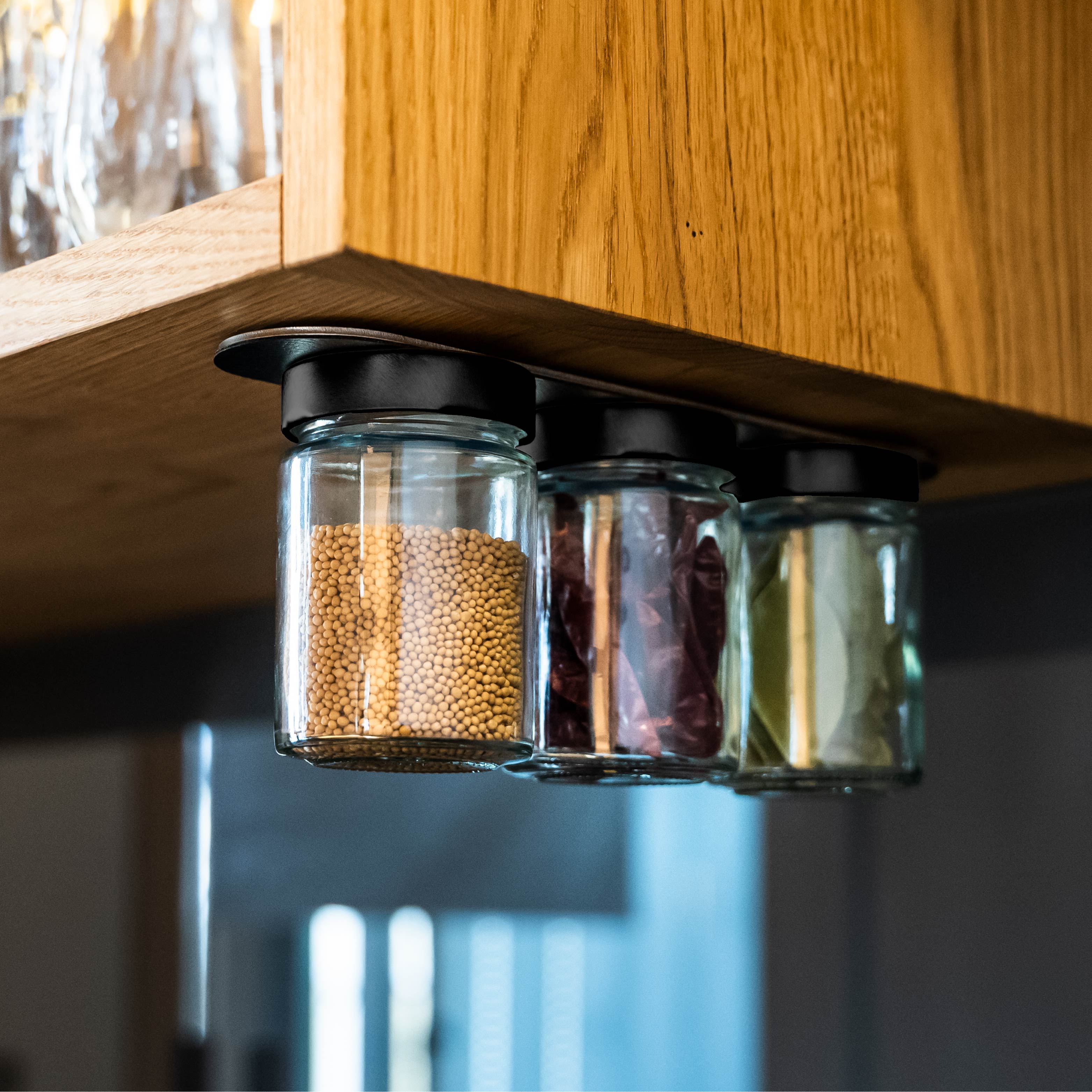 Magnet-Feinkostgläser an Metall-Leiste in Küchenumgebung montiert 