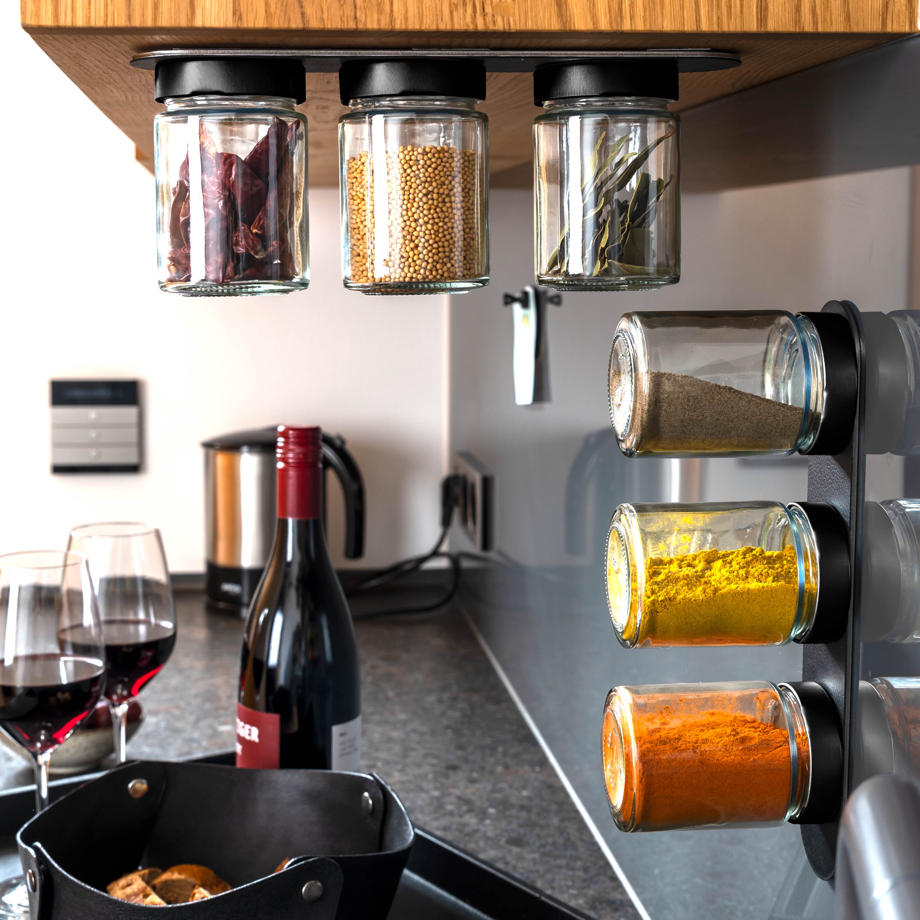 Magnet-Feinkostgläser an Metall-Leiste in Küchenumgebung montiert 