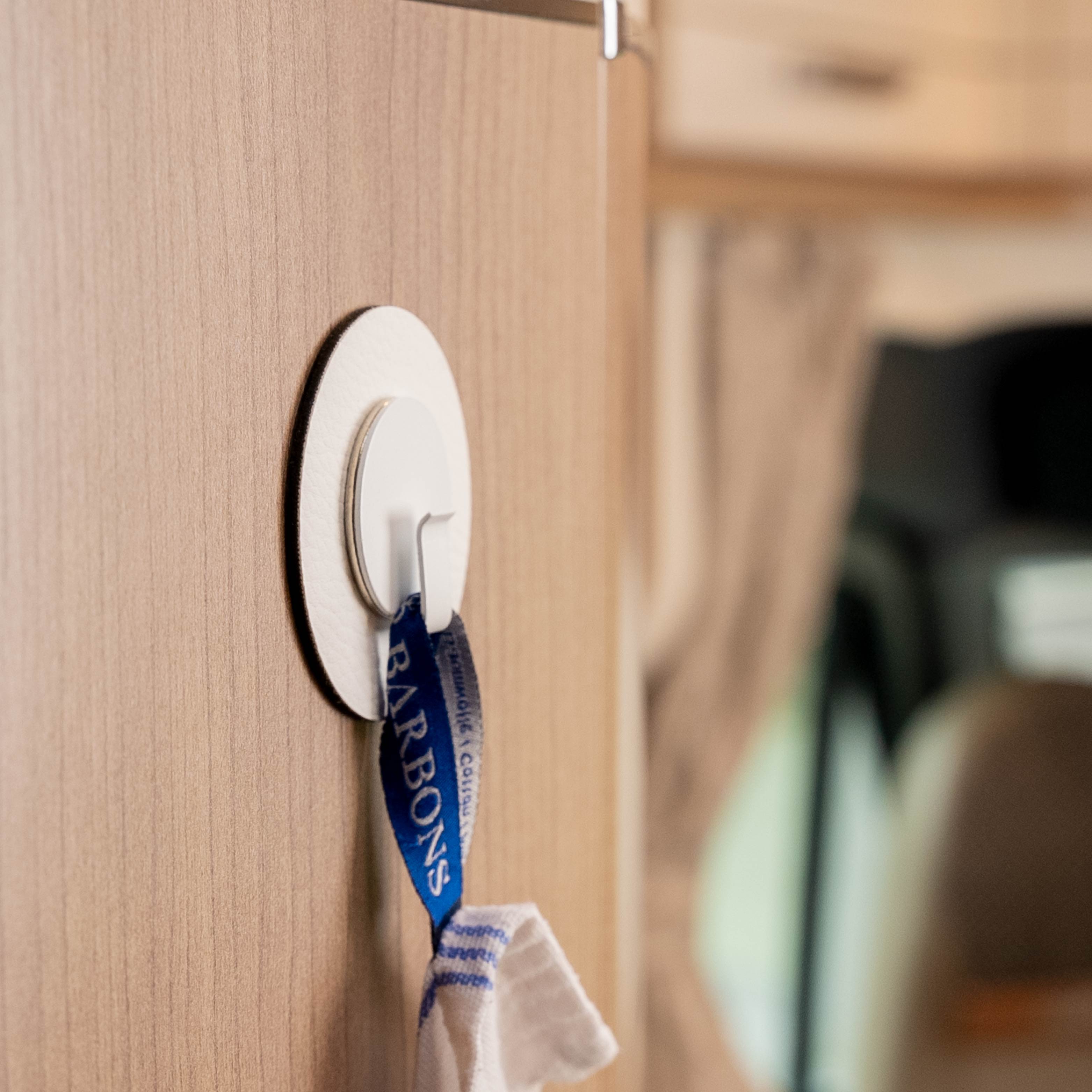 Anwendungsfall: Geschirrtuch wird durch Haken Clever in Kombination mit dem Pad fixiert in einem Camper