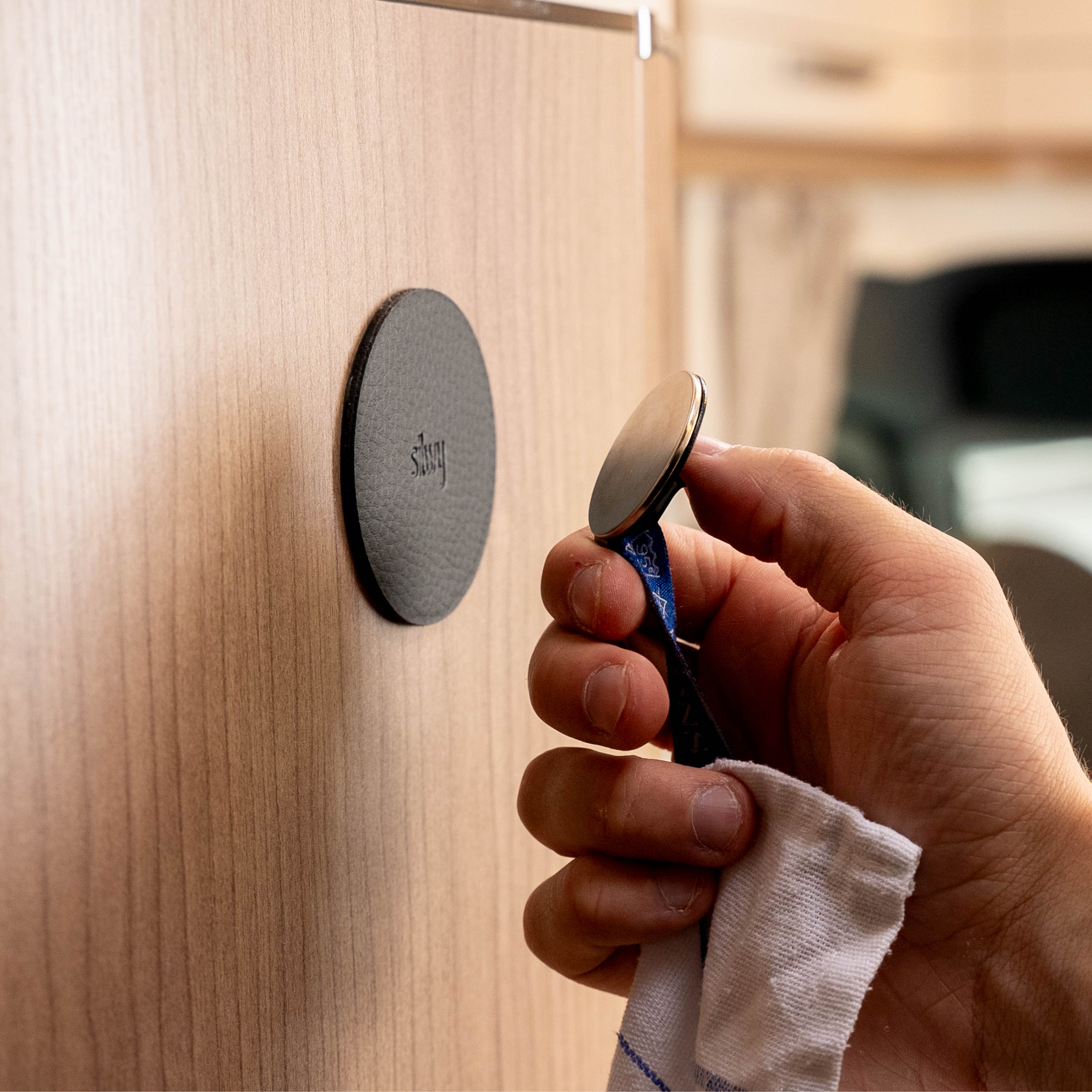 Magnet-Haken Clever beim Anbringen bei einem Pad