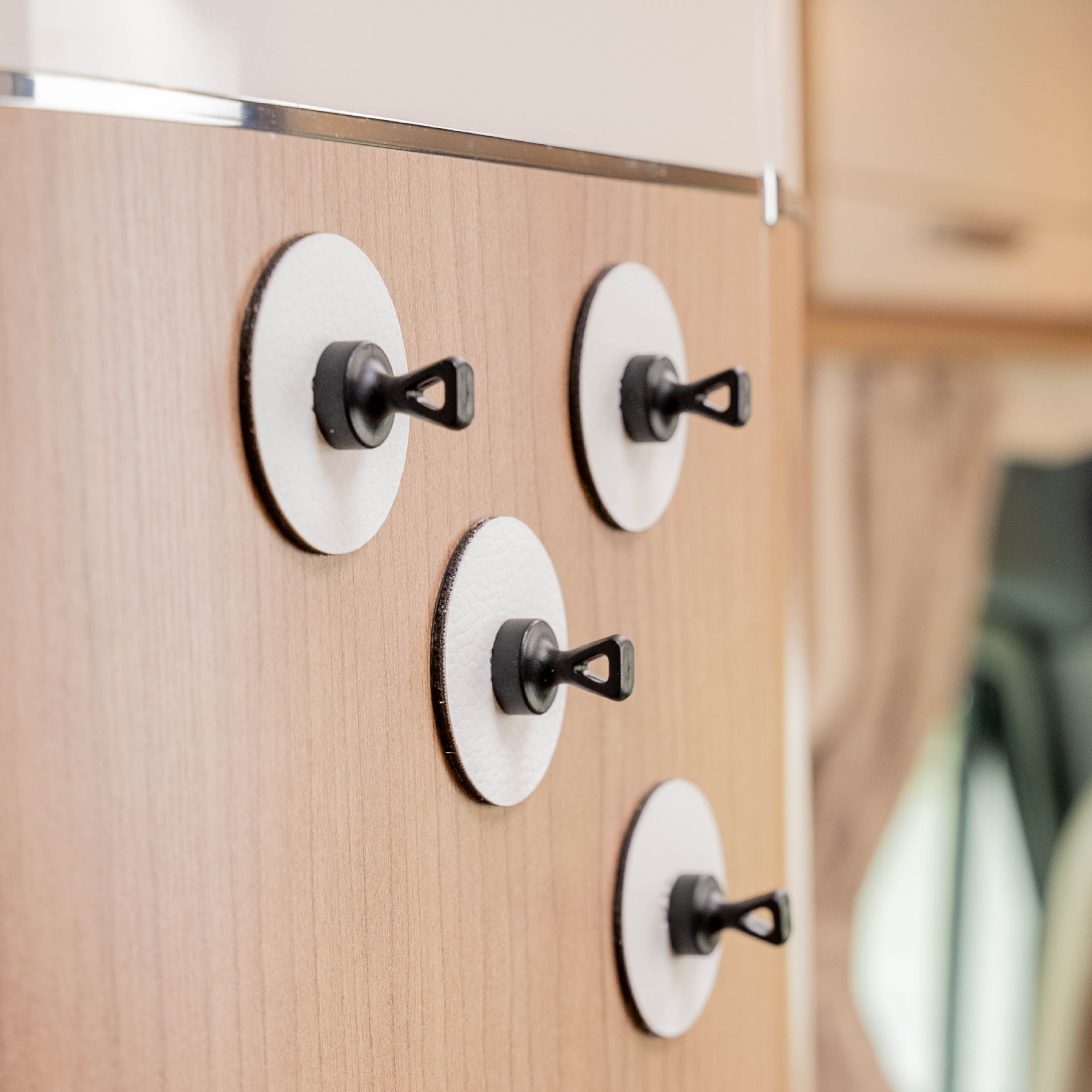 Magnet-Pins Flex an Pads im Camper befestigt