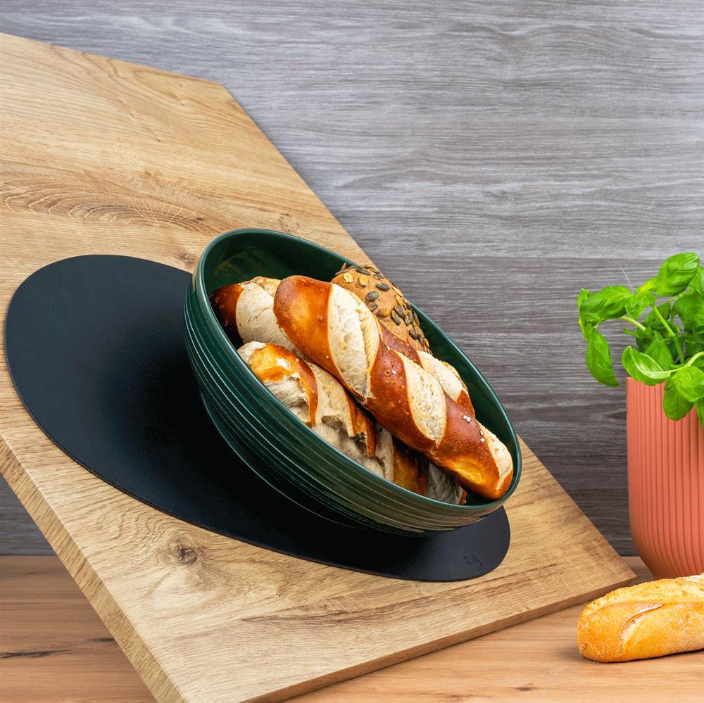 Food-Bowl auf schrägen Fläche stehend auf Platzset