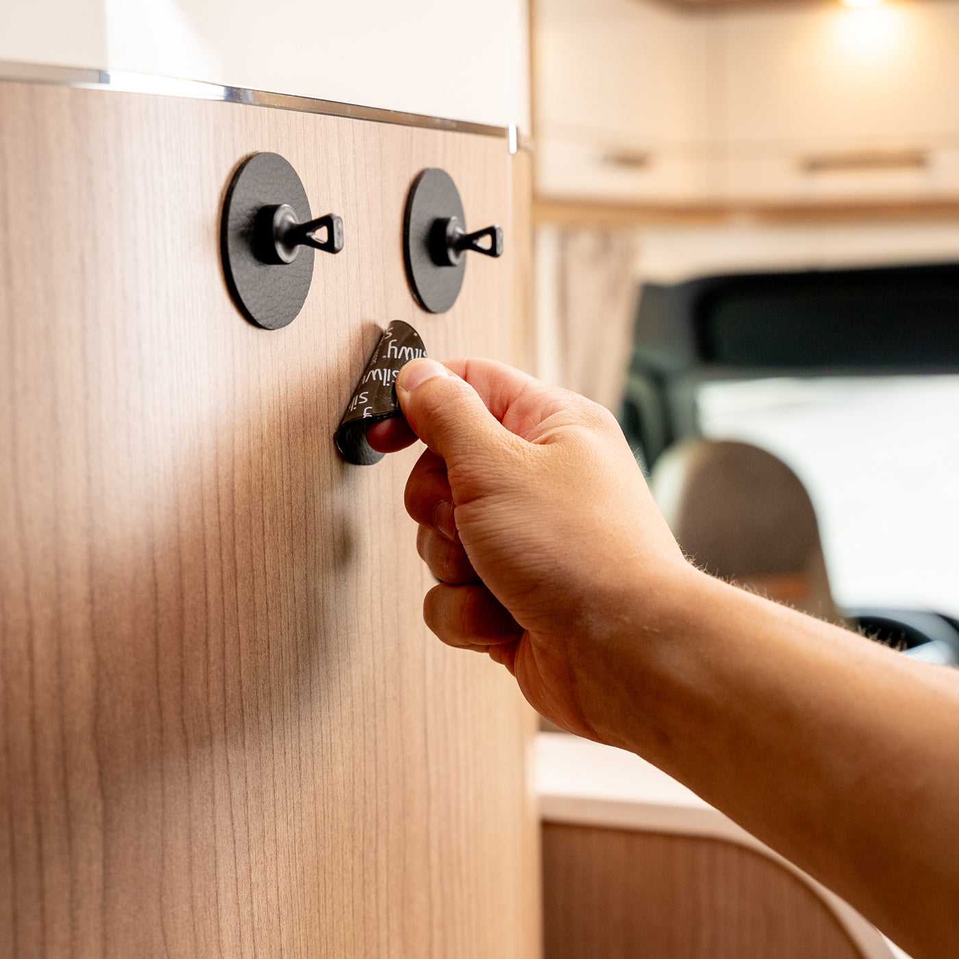 Magnet-Pins werden mit Pad fixiert - Pad ist abziehbar