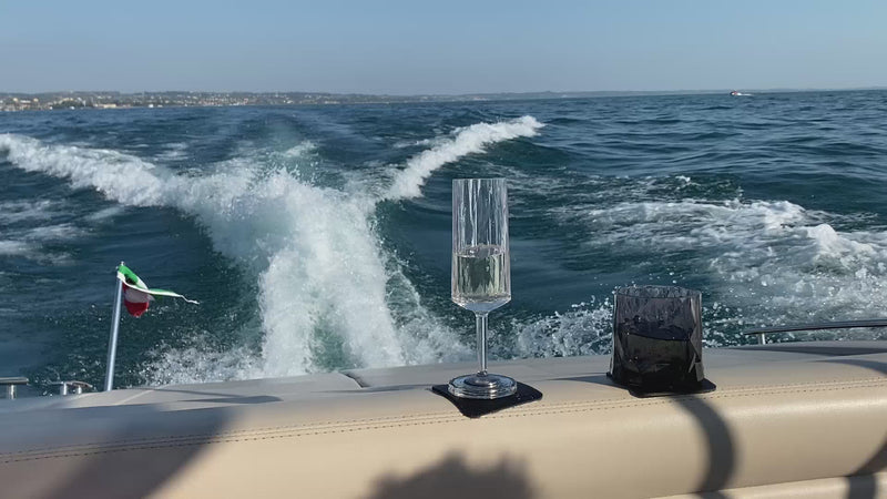 Kunststoffgläser fixiert mit Pad auf Boot während der Fahrt