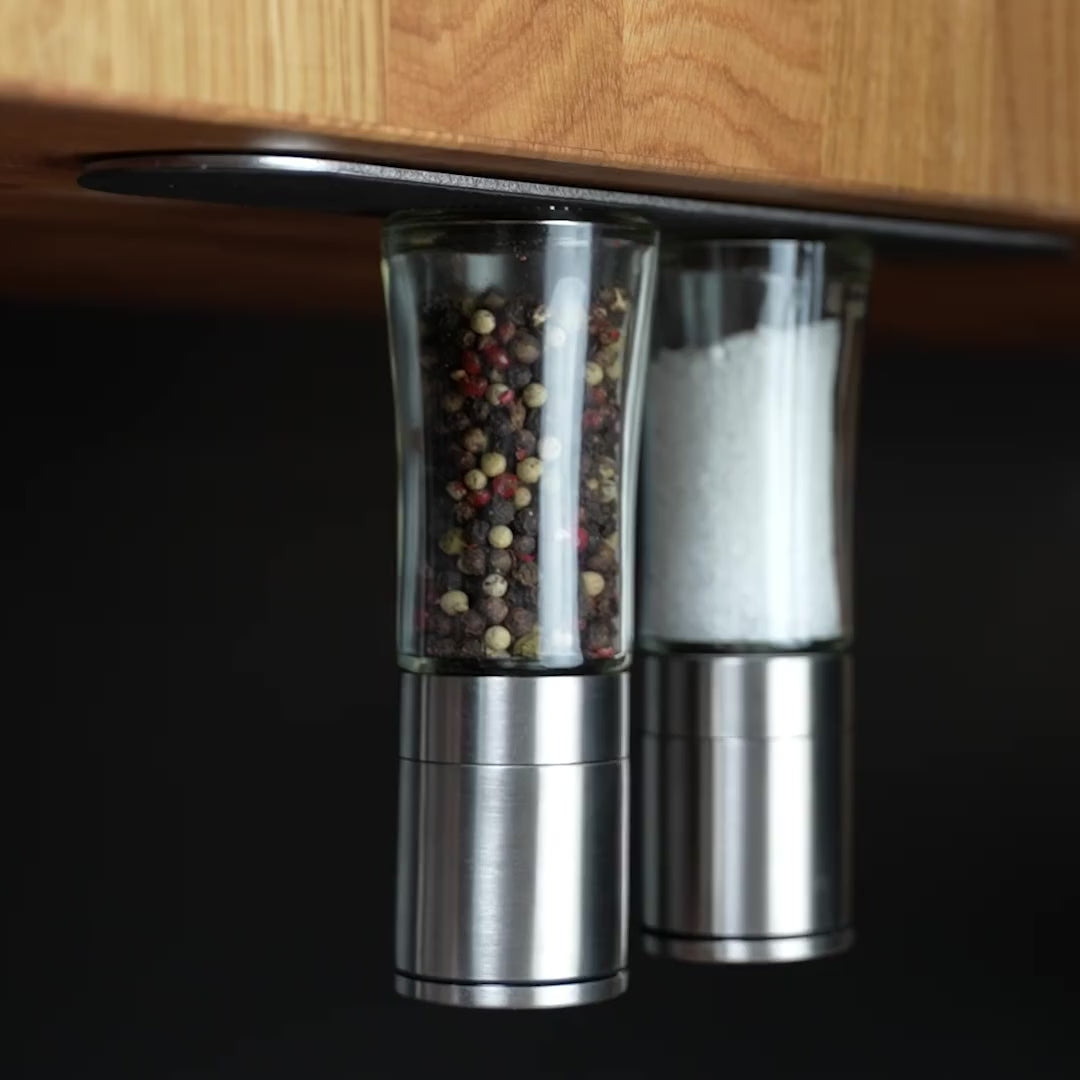 Gewürzmühlen super platzsparend verstaut über Kopf