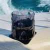 Kunststoffglas Tumbler auf Pad während der Fahrt auf dem Boot