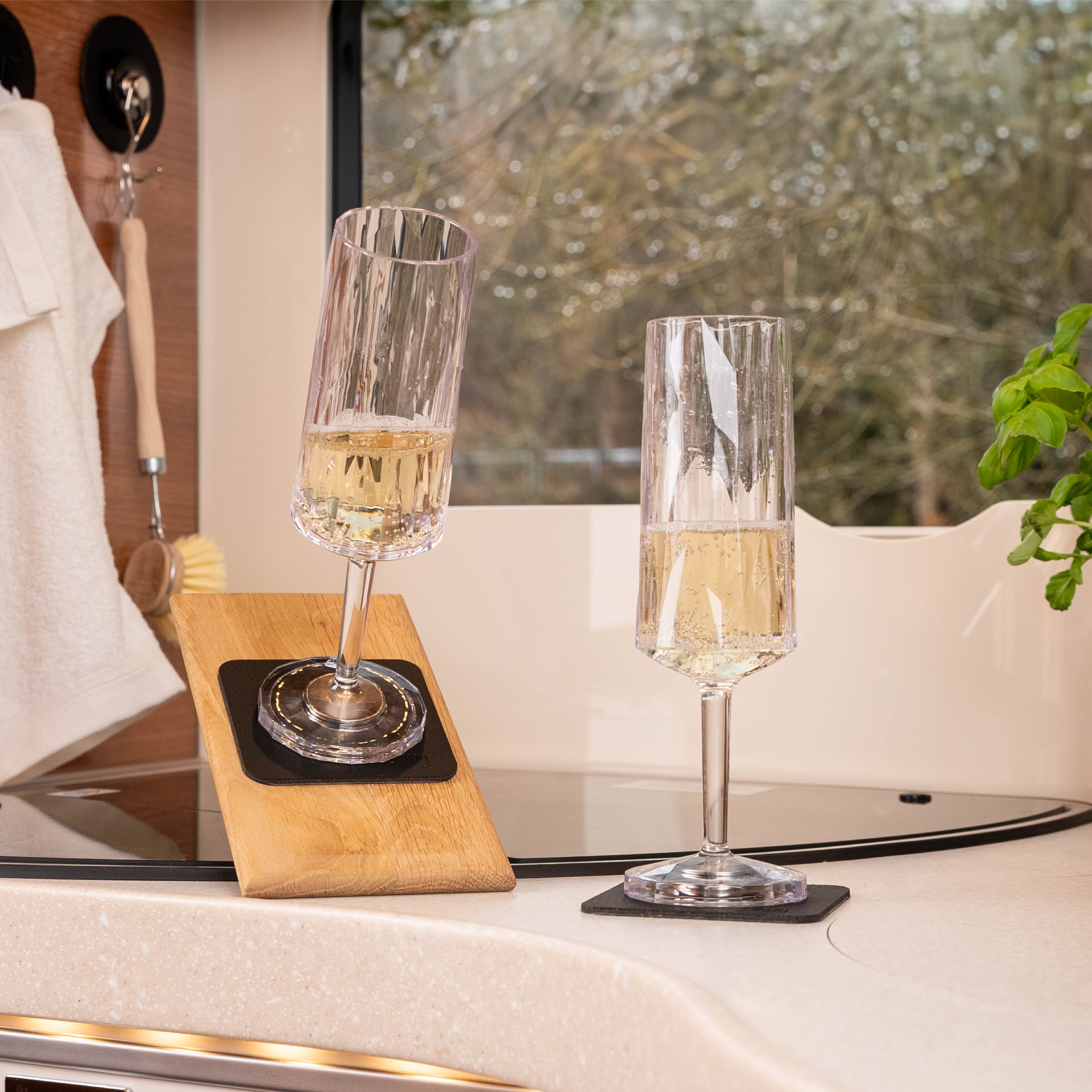 Magnet-Kunststoffgläser Longdrink abgestellt auf den Pads in Schräglage in einem Camper