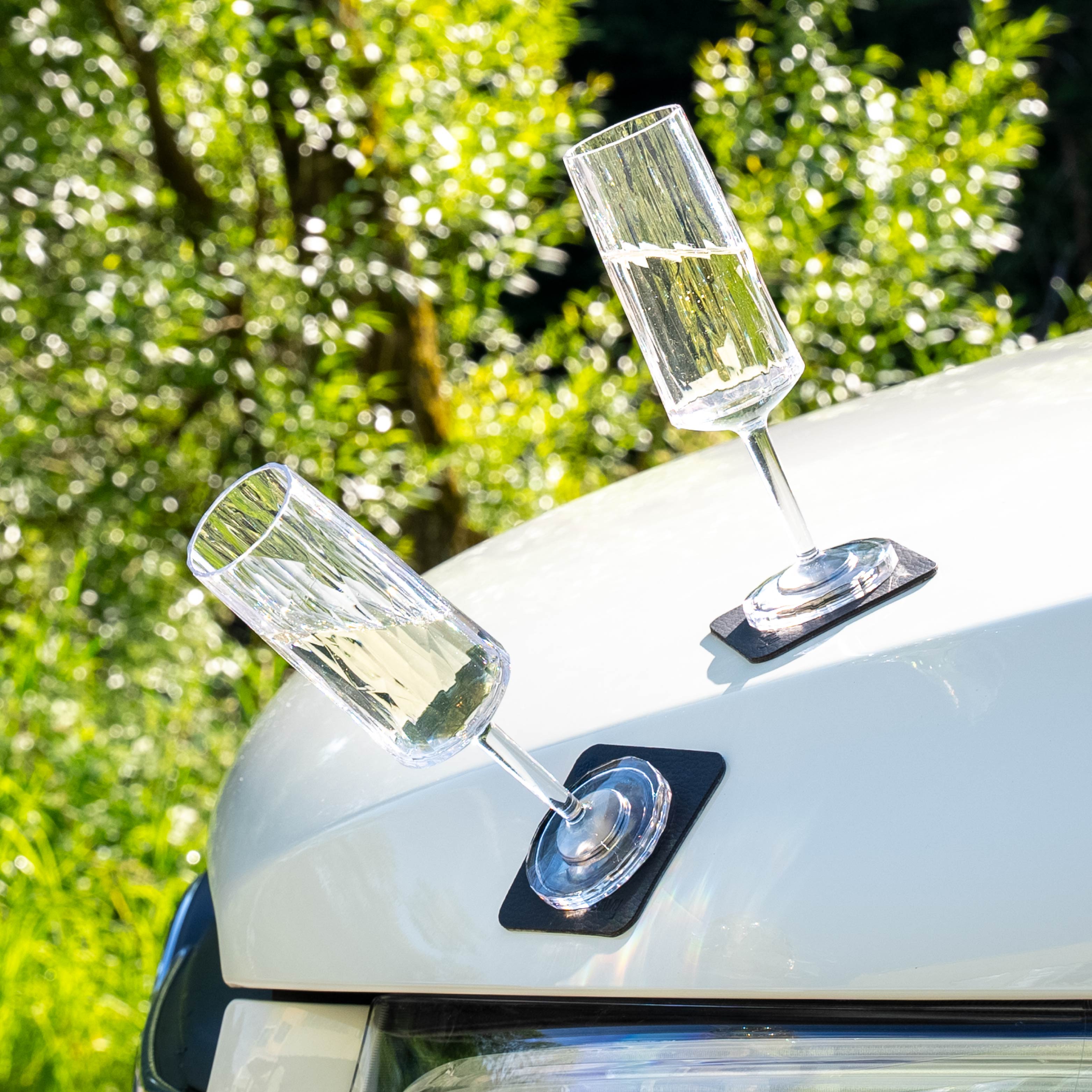 Magnet-Kunststoffgläser Sekt abgestellt auf einer metallischen Motorhaube