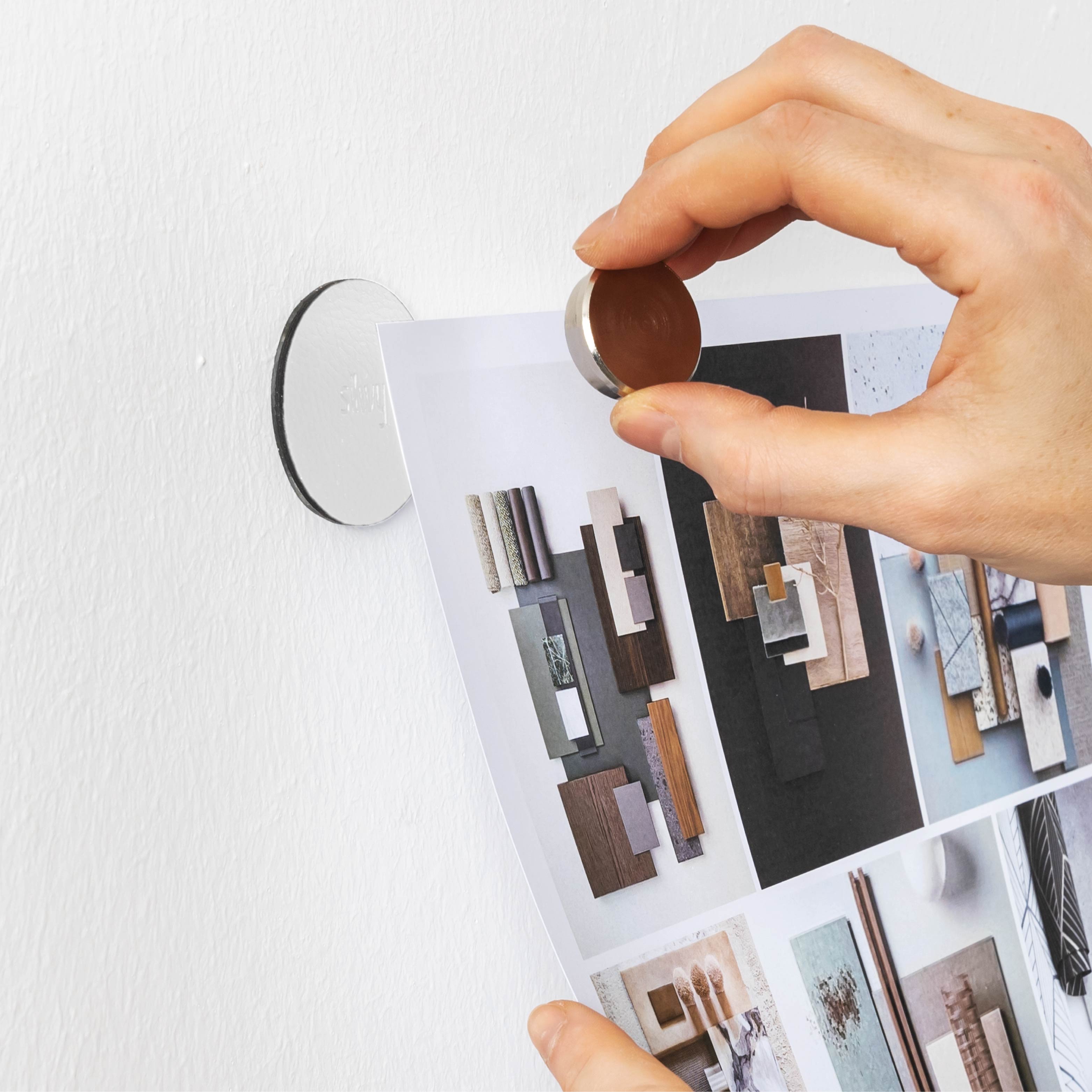 Magnet-Pin wird auf Pad angebracht