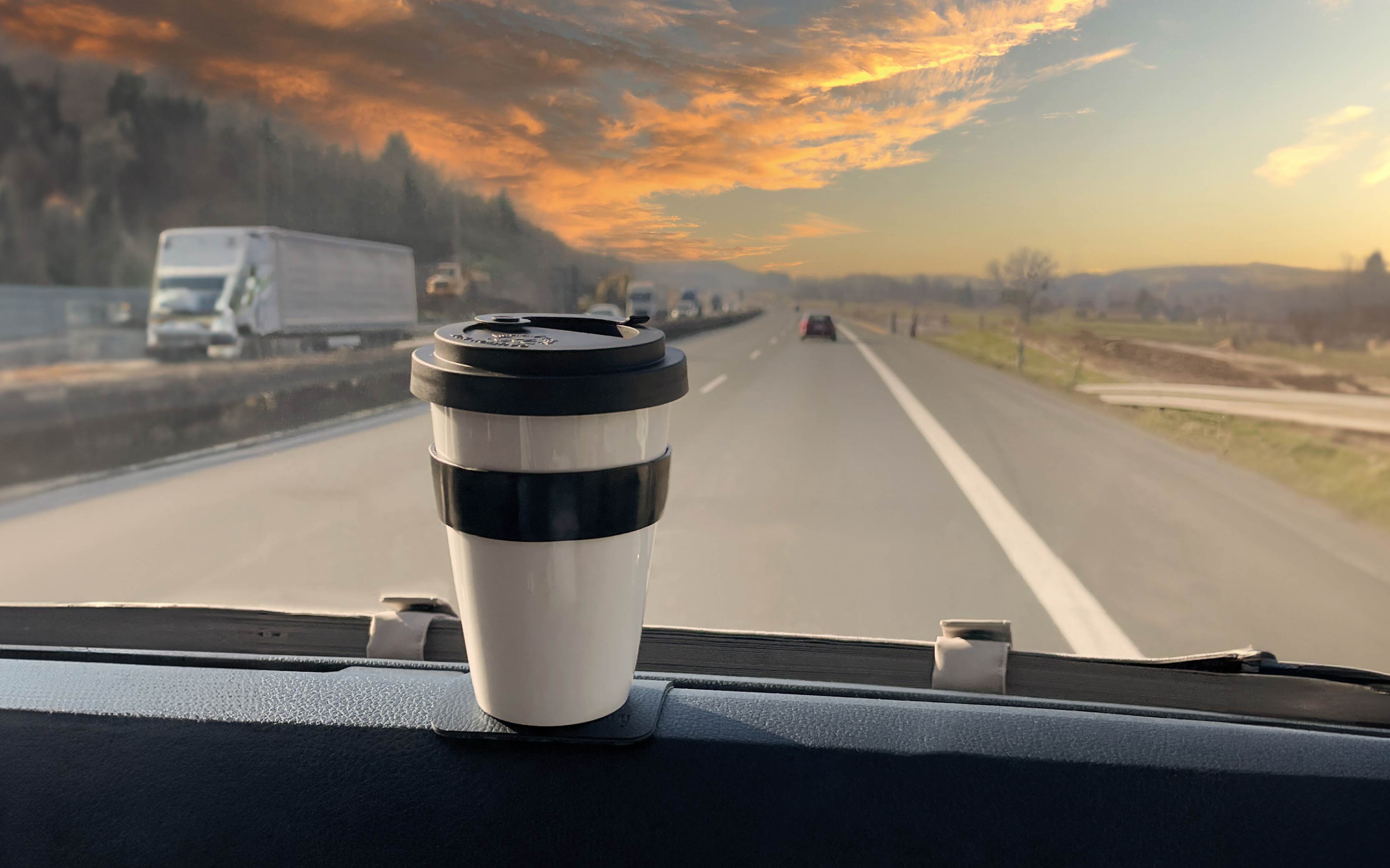 Magnetischer Porzellan To-Go-Cup auf Pad auf Armaturenbrett  