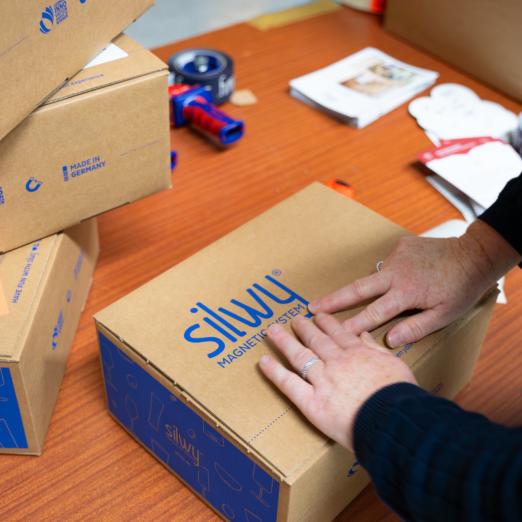 Mitarbeiter aus Lager verpackt Ware