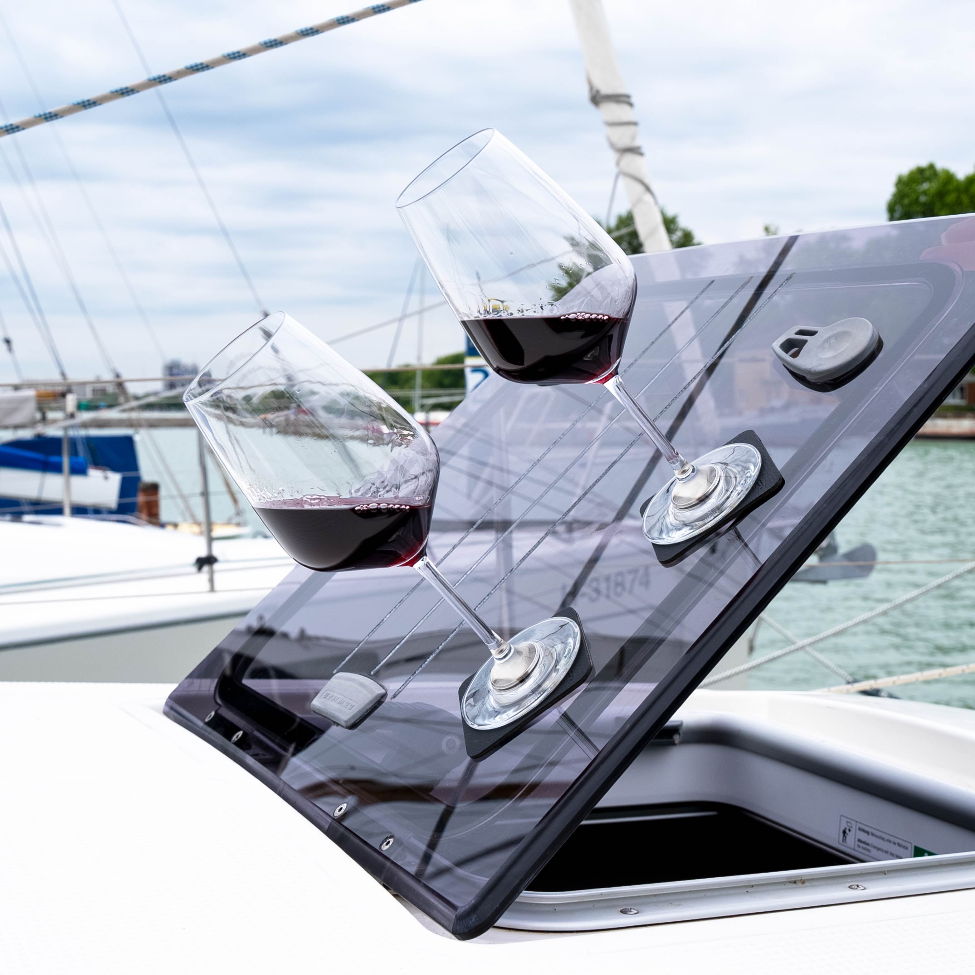 Magnet-Kristallgläser Wein inkl. Metall-Nano-Gel-Pads schwarz und quadratisch auf Boot 