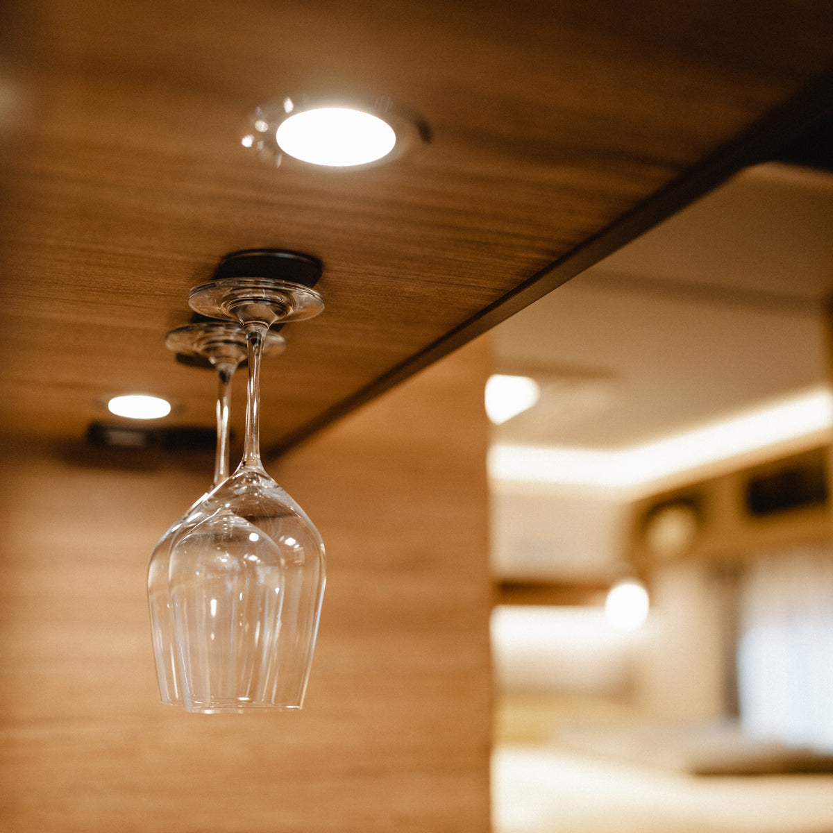 Magnet-Kristall-Weingläser an Metall-Leiste kopfüber verstaut