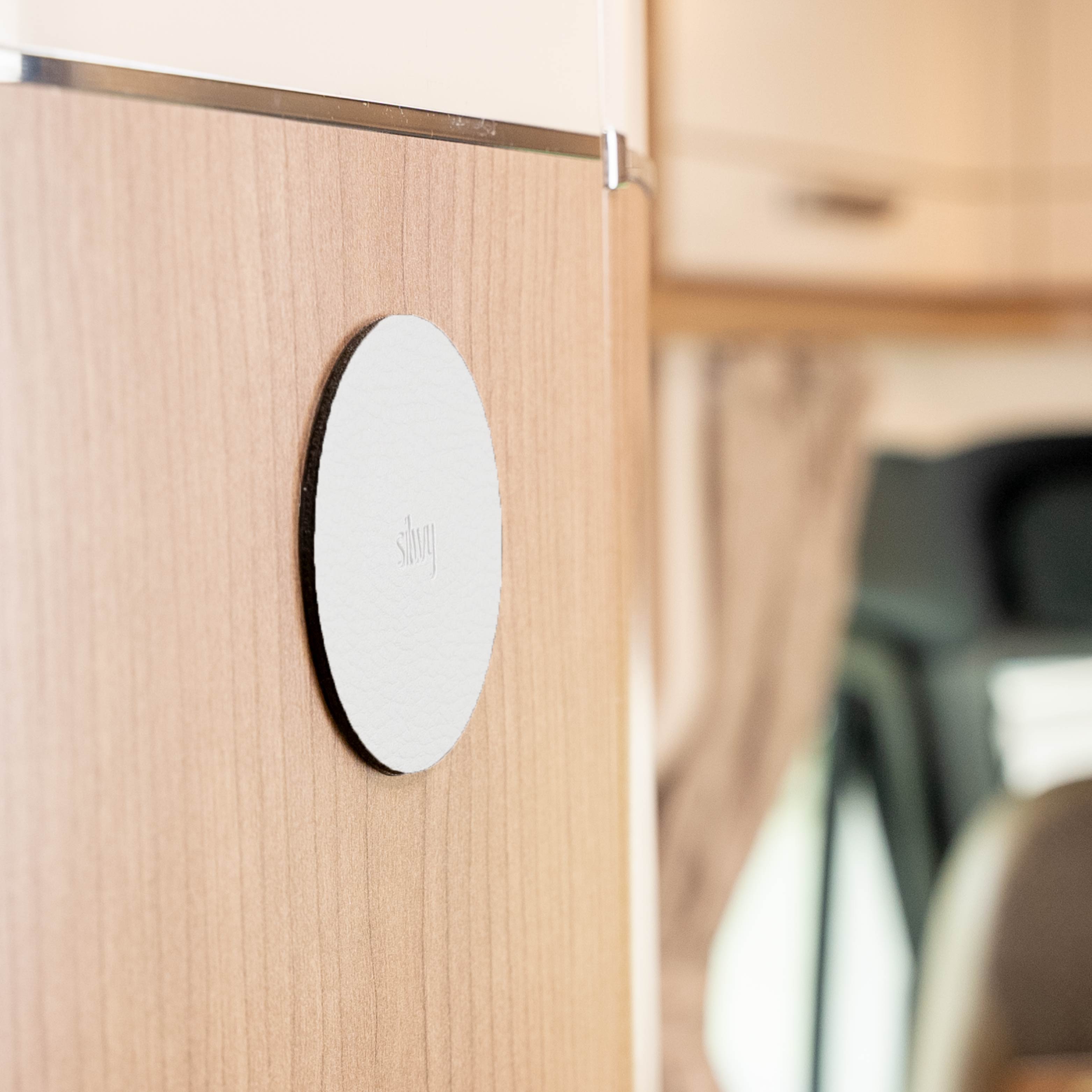 rundes Metall-Nano-Gel-Pad weiß an Wand 