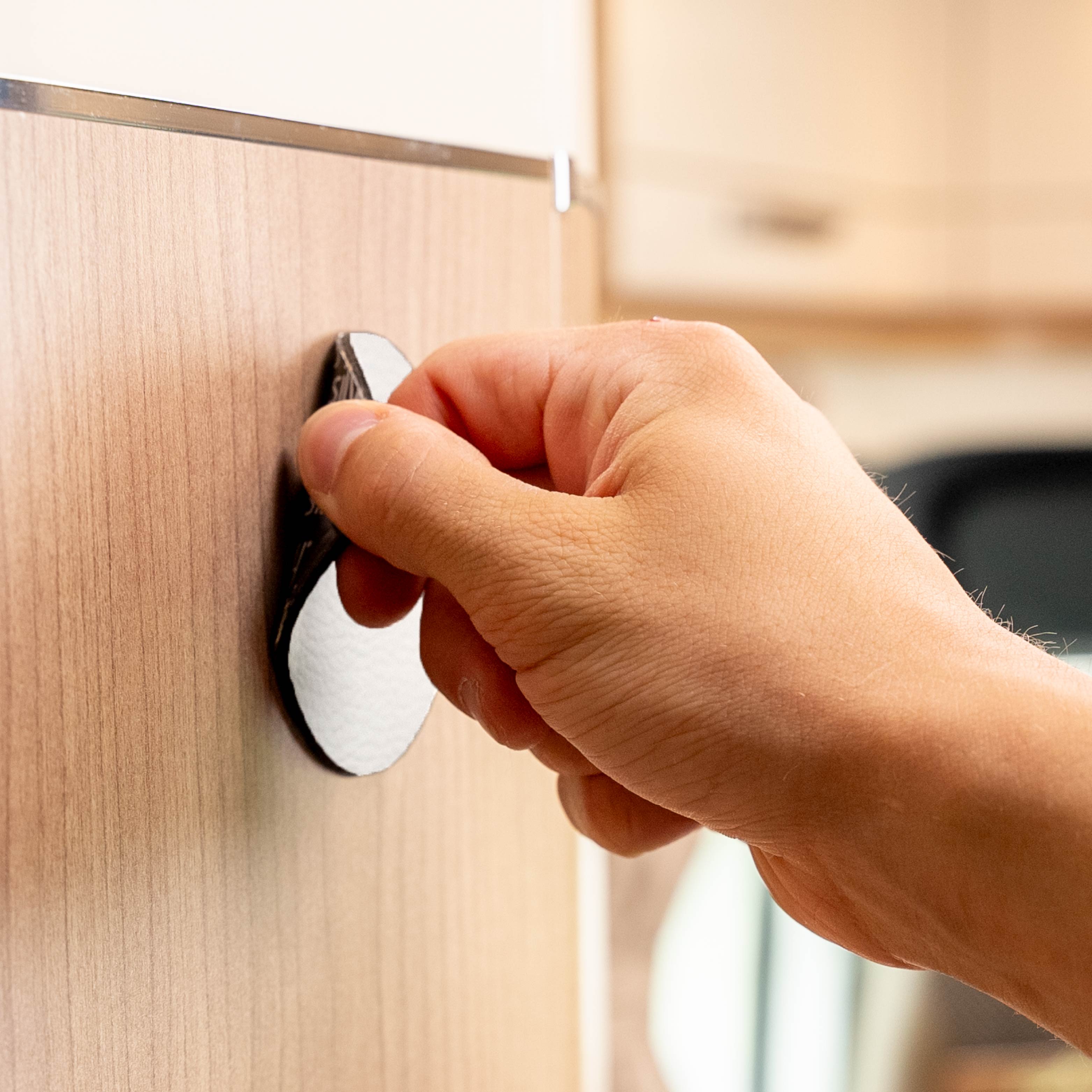 rundes Metall-Nano-Gel-Pad weiß wird an Wand angebracht 