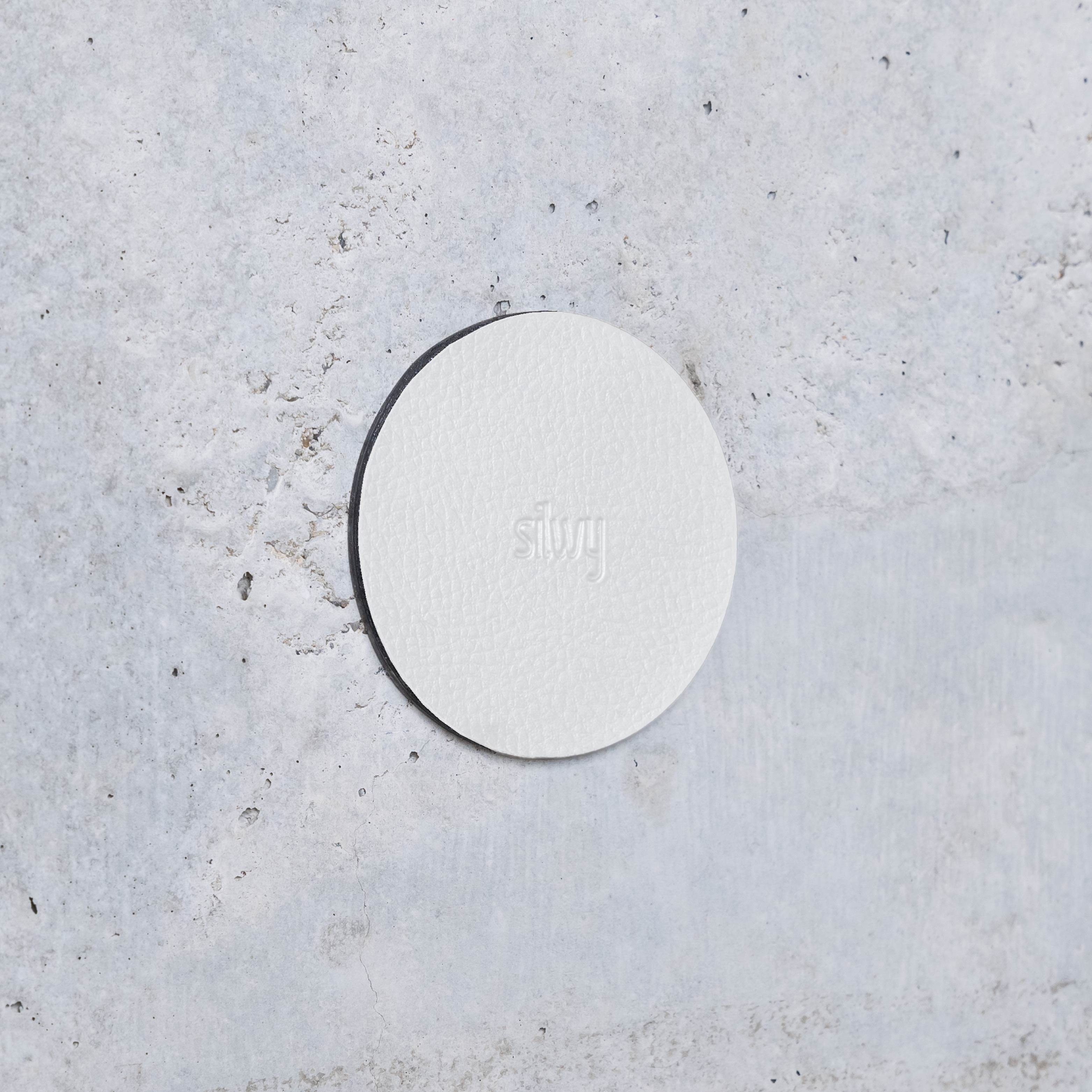 rundes Metall-Nano-Gel-Pad weiß an Wand 