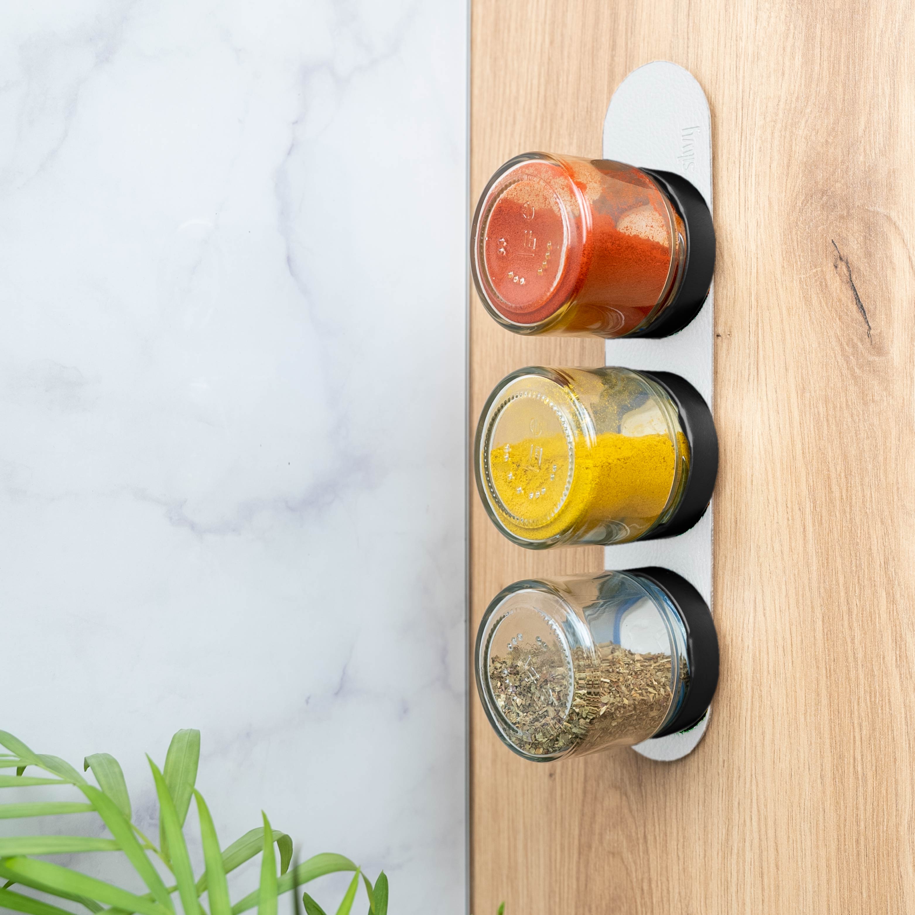 Magnet-Feinkostgläser vertikal an Leiste montiert in einer Küchenumgebung