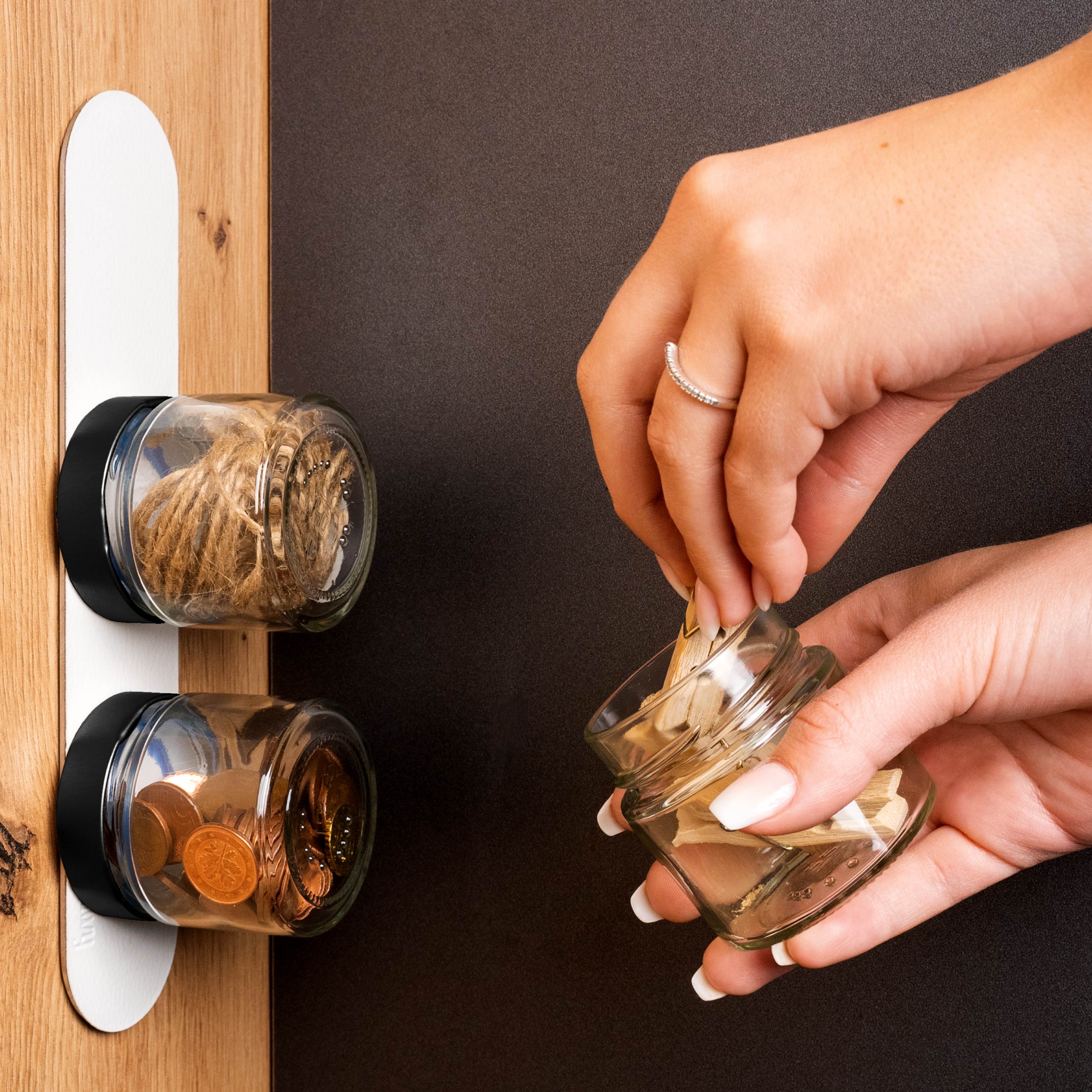Magnet-Feinkostgläser an der Metall-Leiste in alternativen Einsatzzweck (im Bereich Büro)