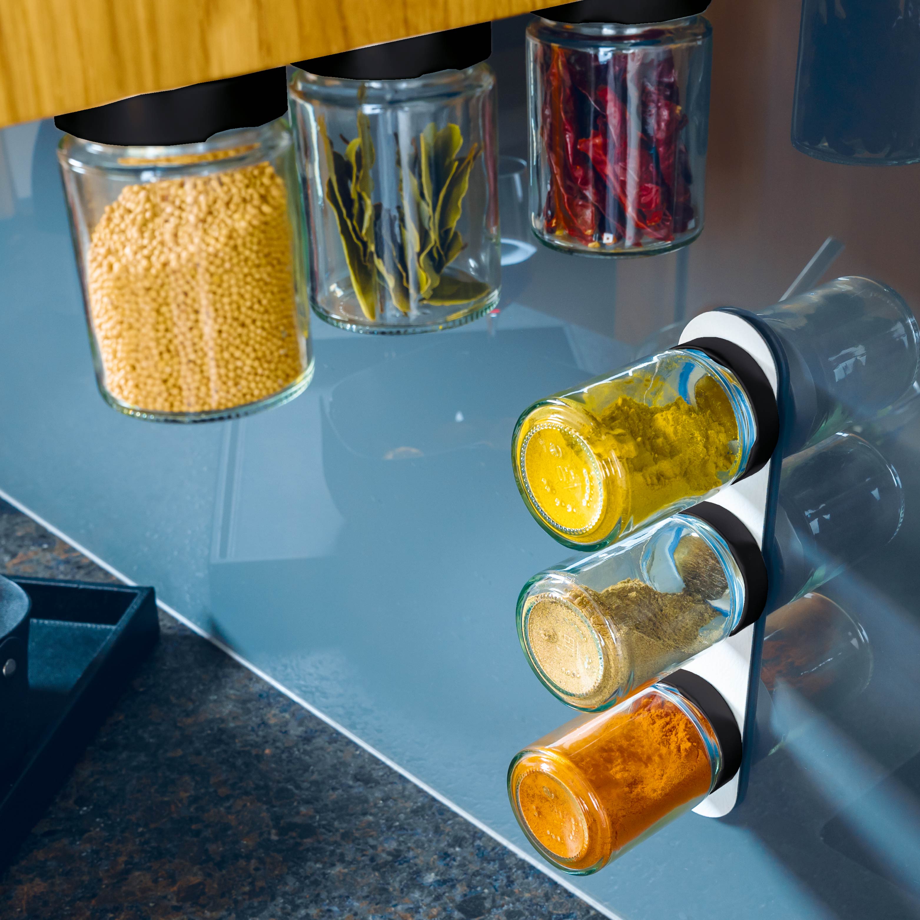 Feinkostgläser in Küchenumgebung an der Leiste befestigt