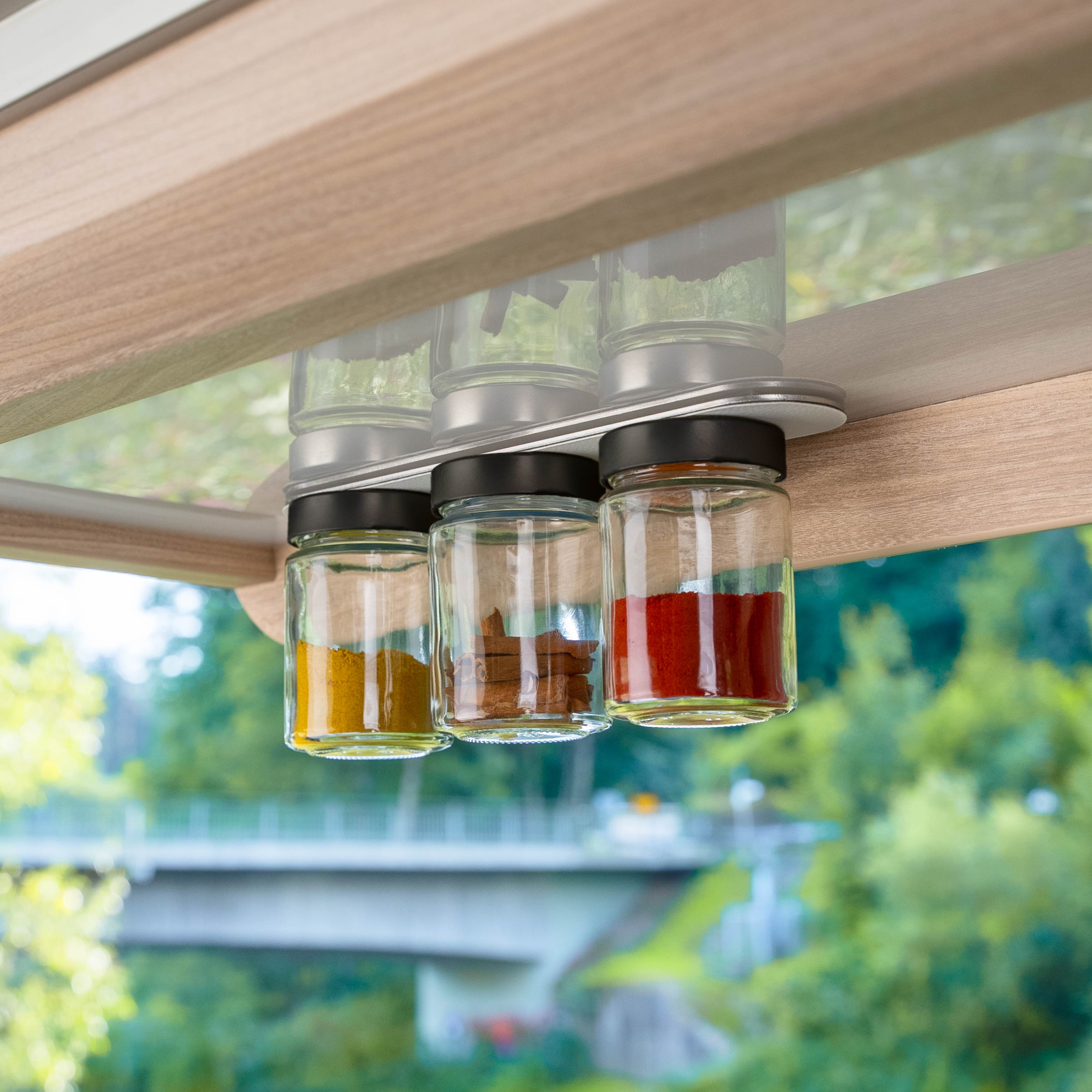 Magnet-Feinkostgläser an Metall-Leiste im Camper platziert